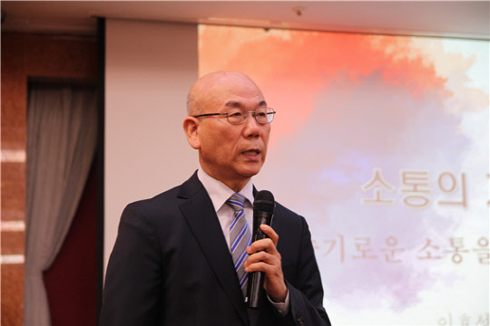 세종대는 주명건 세종대 명예이사장이 이효성 방송통신위원회 위원장(사진)을 초청한 가운데 16일 서울 세종호텔에서 '소통의 지혜, 슬기로운 소통을 위한 성찰'이라는 주제로 세종포럼 조찬 특강을 가졌다고 밝혔다. 세종대 제공